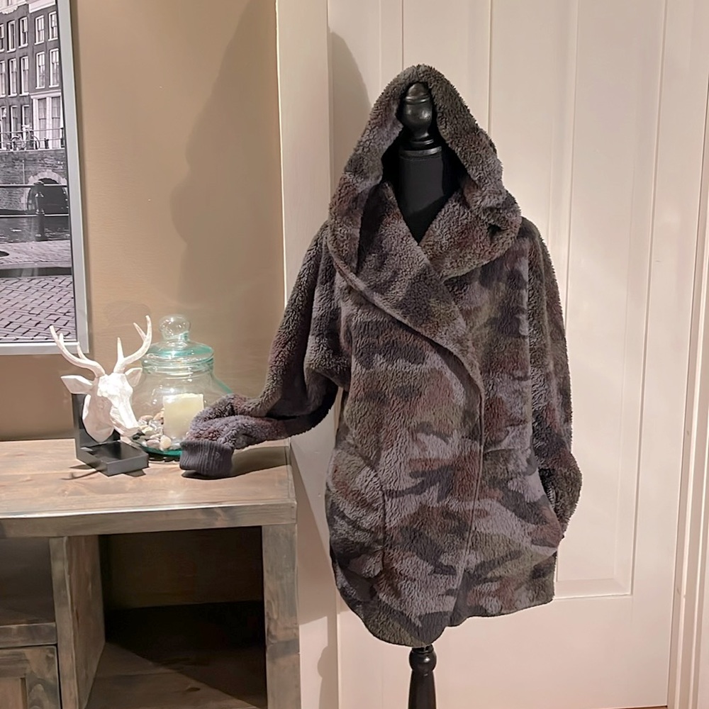 Cozy camo boutique purchased wrap. Its part cardigan part coat. Very soft!